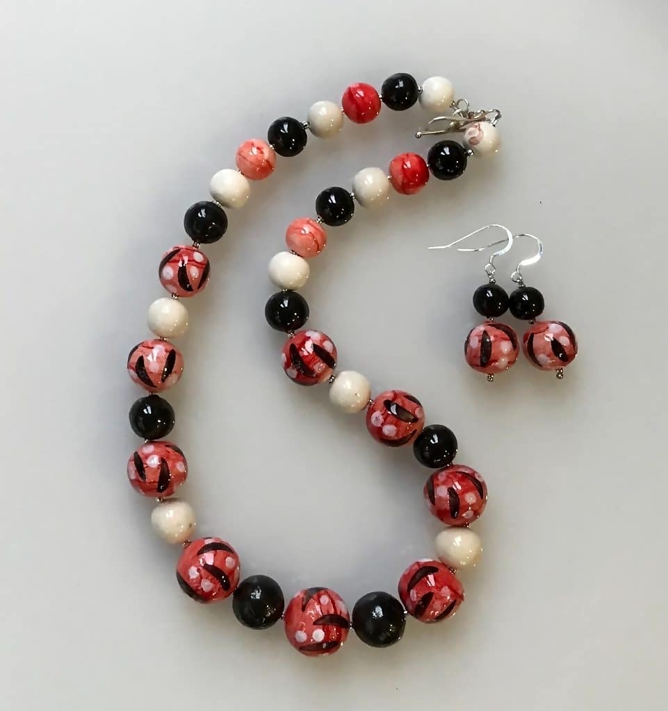 Red dot and dash, Charcoal and Cream Bead Necklace and Earrings
