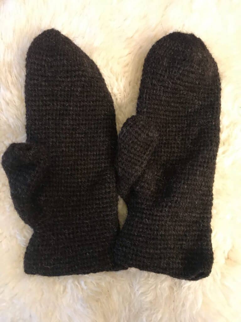 Nalbinded wool viking mittens