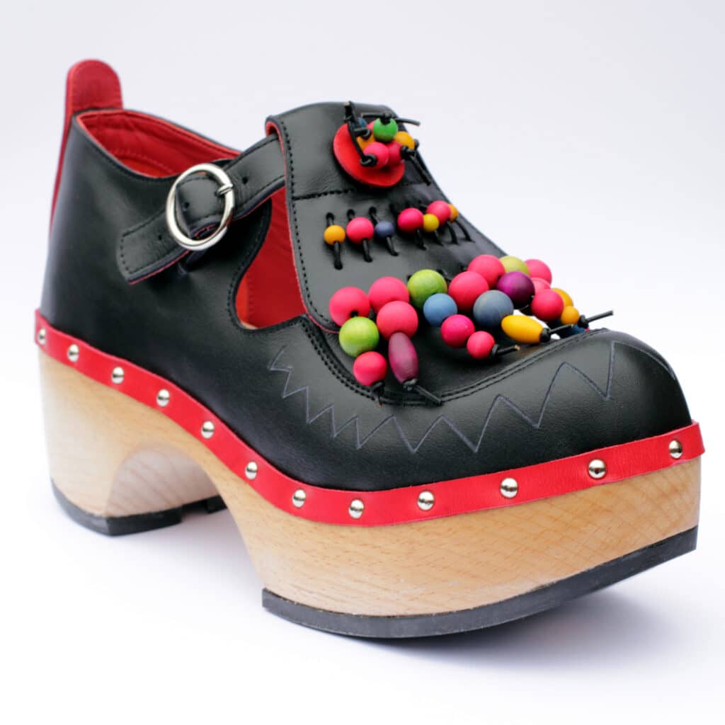 Beads and Buckle Black / Red