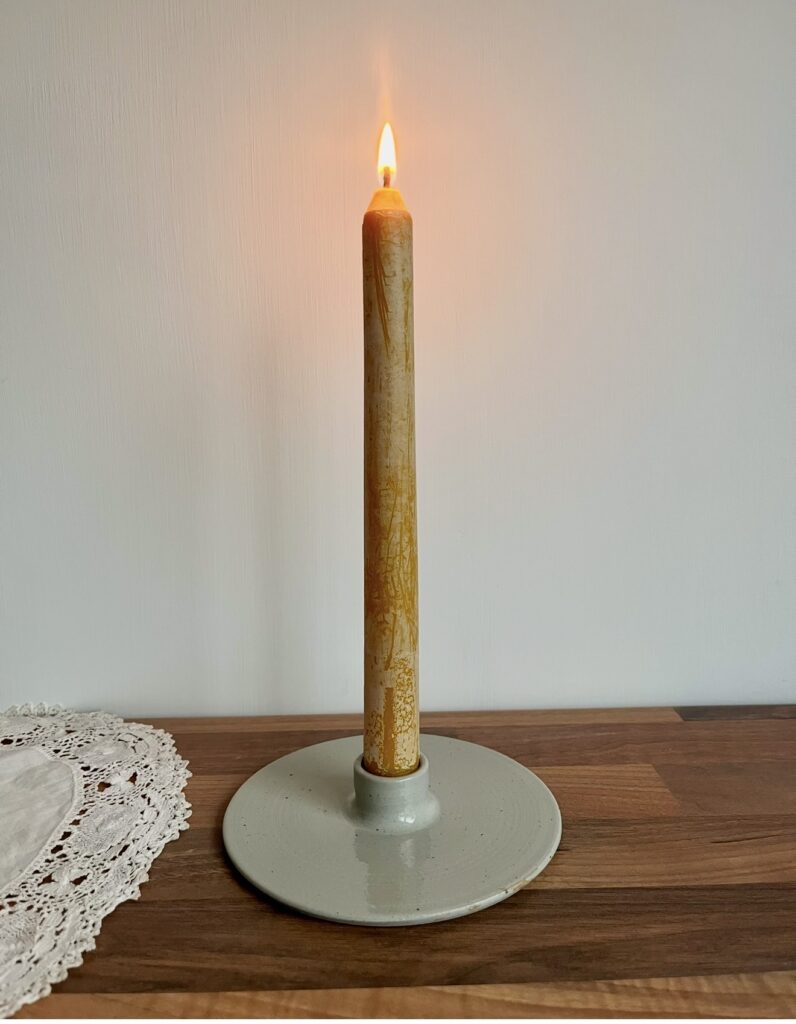 Rimless candleholder with thistle ash