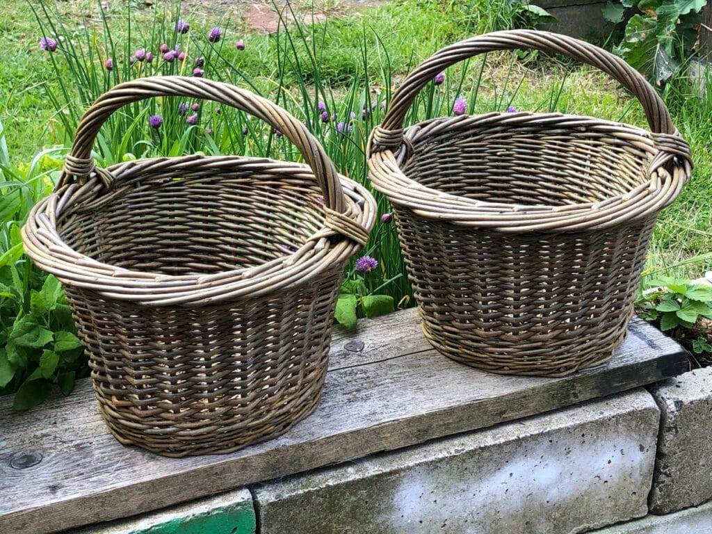 Round Willow Carrying Basket