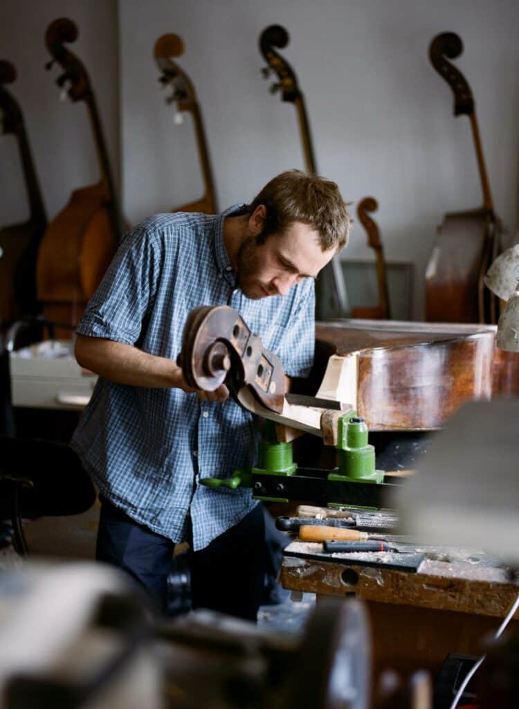 Carving a new doubel bass neck graft