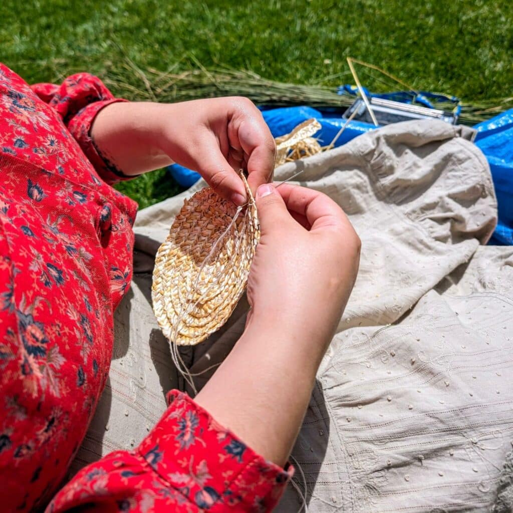 Sewing straw plait