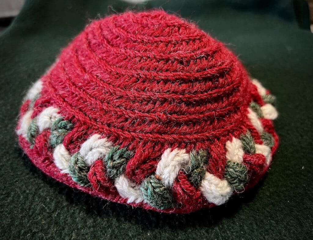 Christmas cap, nalebinding with coloured braid