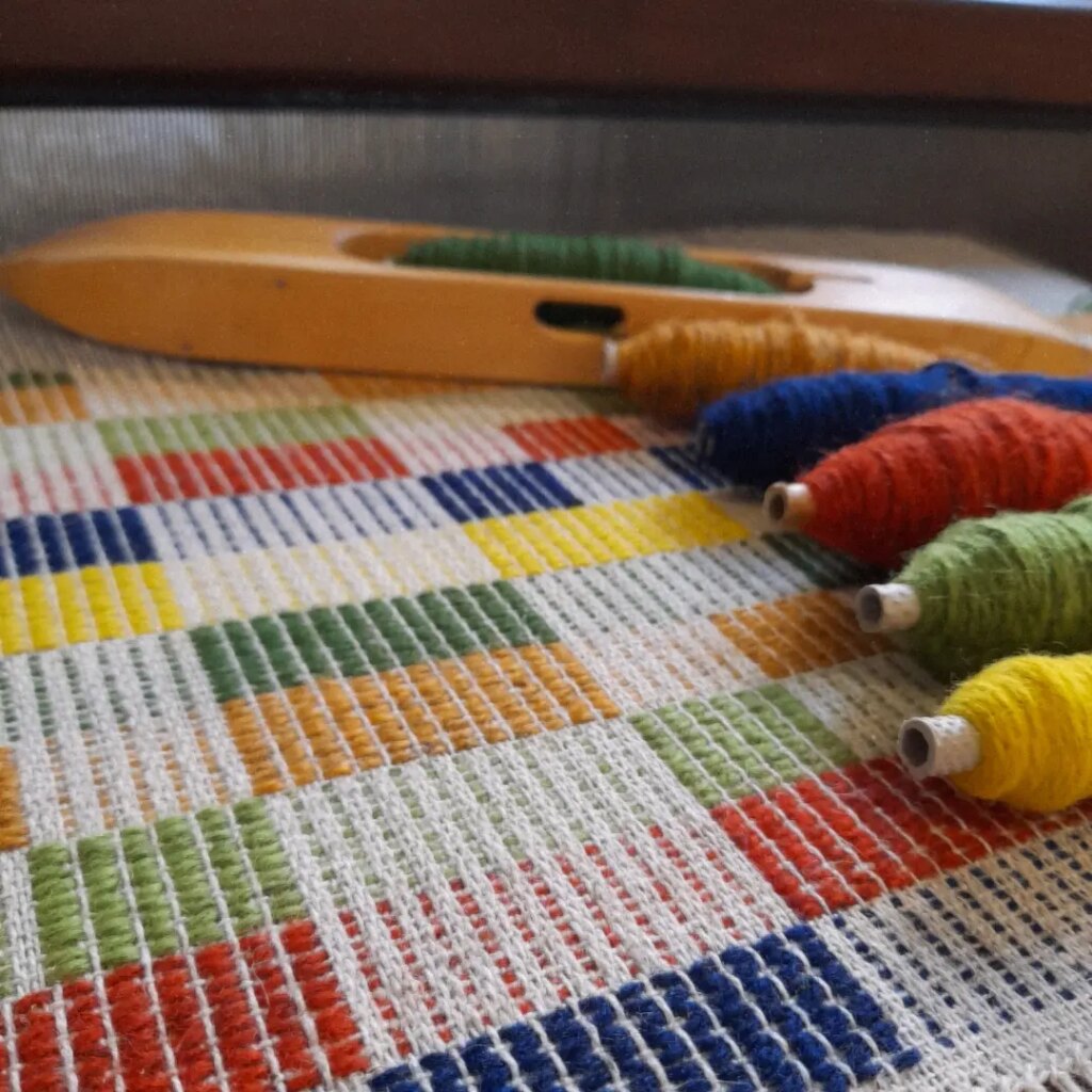 Halvdräll table runner in linen and wool