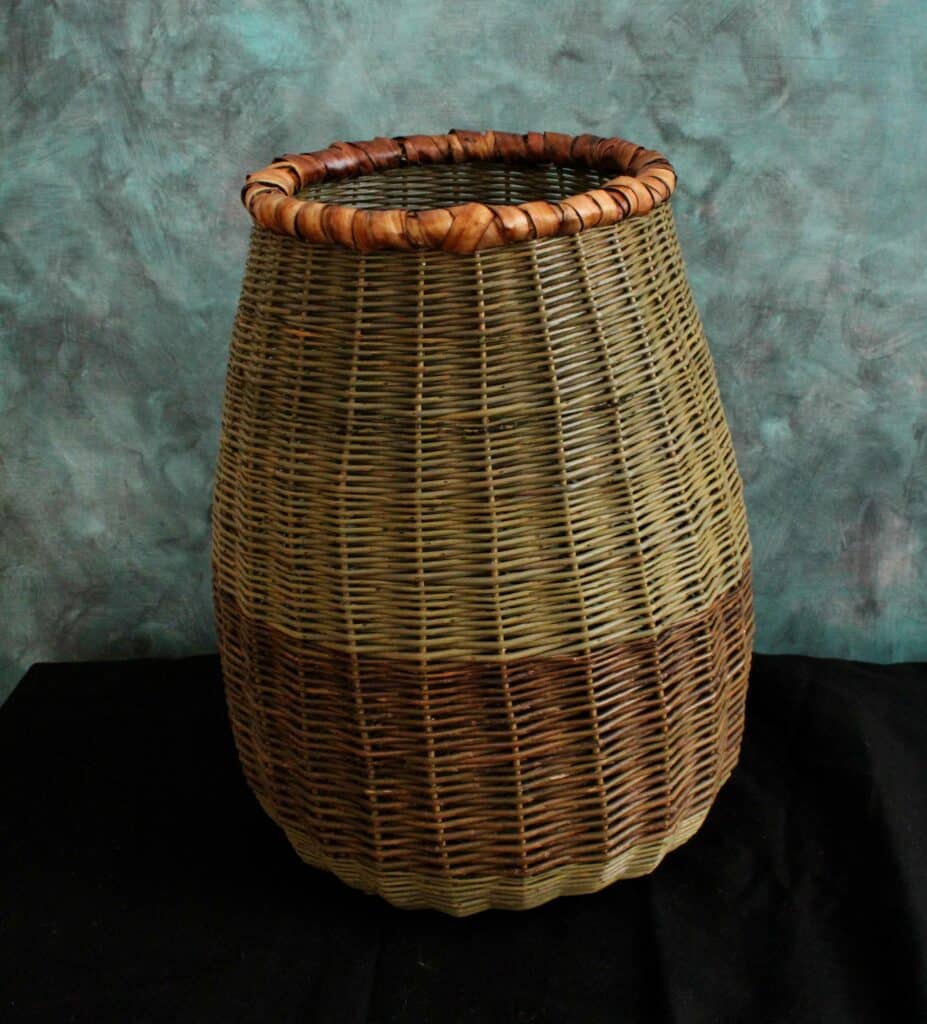 Storage with bark rim
