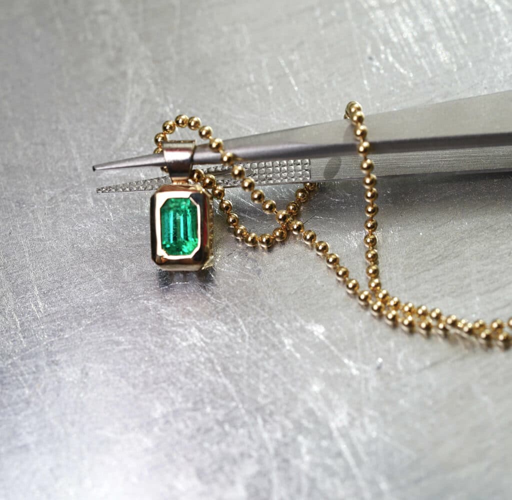 Emerald pendant necklace in 18K solid gold. Handcrafted fine jewellery by Lena Cohen Jewellery London.