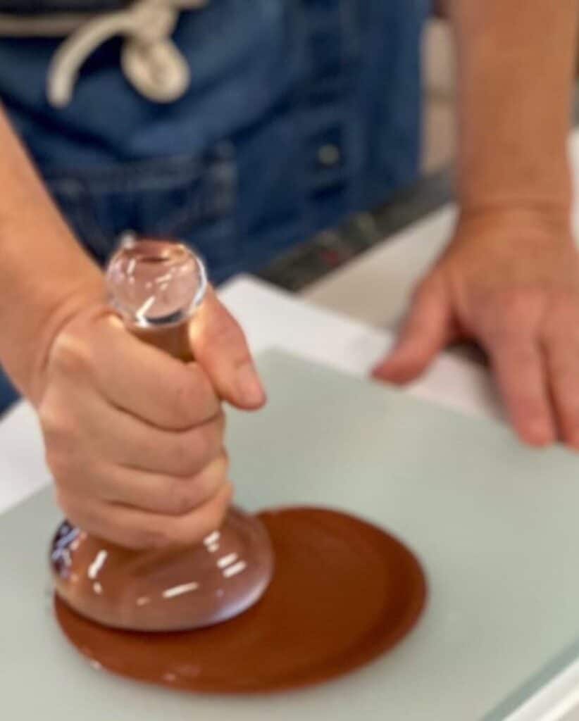 Mulling pigment into paint